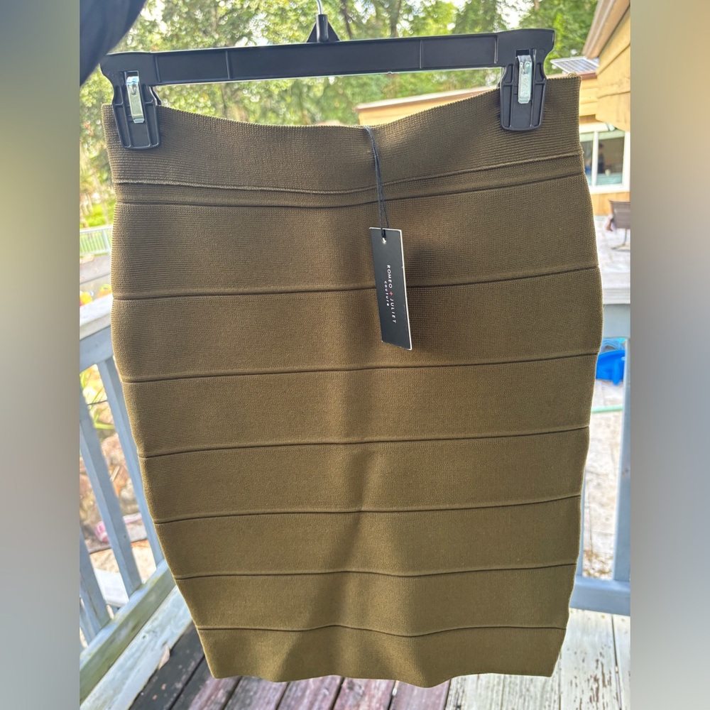 Romeo & Juliet couture Olive Bandage Skirt
Size Small. NWT